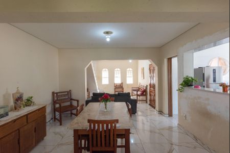 Casa à venda com 340m², 4 quartos e 4 vagas Casa à venda com 340m², 4 quartos e 4 vagasSala de Jantar