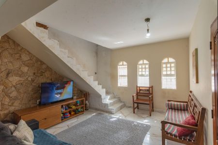 Casa à venda com 340m², 4 quartos e 4 vagas Casa à venda com 340m², 4 quartos e 4 vagasSala