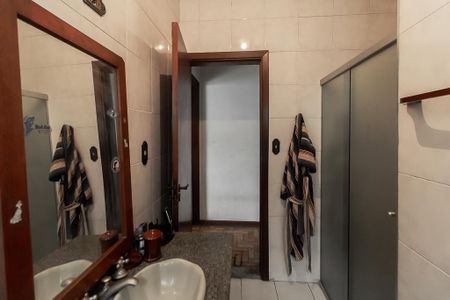 Casa à venda com 250m², 3 quartos e 2 vagas Casa à venda com 250m², 3 quartos e 2 vagasBanheiro