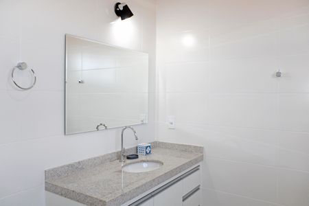 Casa de condomínio para alugar com 469m², 4 quartos e 8 vagasBanheiro