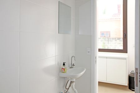 Casa de condomínio para alugar com 469m², 4 quartos e 8 vagasBanheiro de Serviço