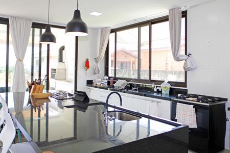 Casa de condomínio para alugar com 469m², 4 quartos e 8 vagasCozinha