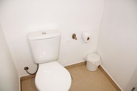 Casa de condomínio para alugar com 469m², 4 quartos e 8 vagasBanheiro