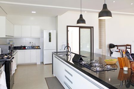 Casa de condomínio para alugar com 469m², 4 quartos e 8 vagasCozinha