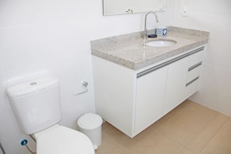 Casa de condomínio para alugar com 469m², 4 quartos e 8 vagasBanheiro