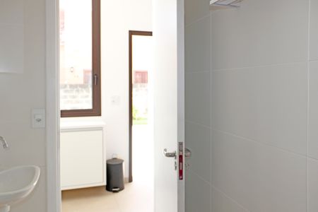 Casa de condomínio para alugar com 469m², 4 quartos e 8 vagasBanheiro de Serviço