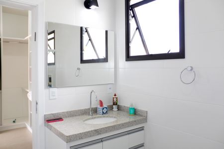 Casa de condomínio para alugar com 469m², 4 quartos e 8 vagasBanheiro