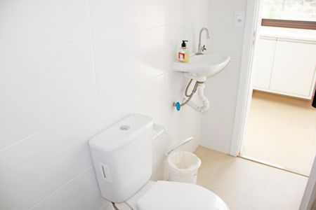 Casa de condomínio para alugar com 469m², 4 quartos e 8 vagasBanheiro de Serviço