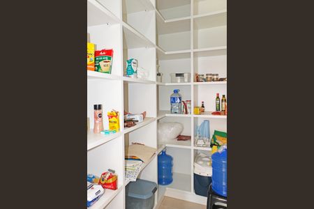 Casa de condomínio para alugar com 469m², 4 quartos e 8 vagasDespensa