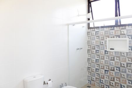 Casa de condomínio para alugar com 469m², 4 quartos e 8 vagasBanheiro