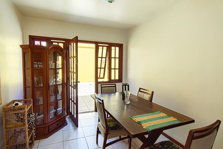 Casa de condomínio à venda com 250m², 4 quartos e 1 vagaSala