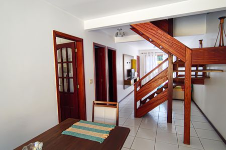 Casa de condomínio à venda com 250m², 4 quartos e 1 vagaSala