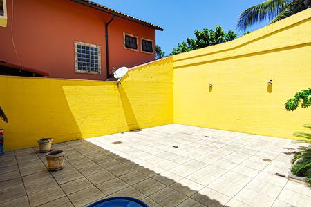 Casa de condomínio à venda com 250m², 4 quartos e 1 vagaQuintal