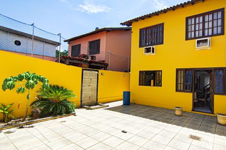 Casa de condomínio à venda com 250m², 4 quartos e 1 vagaQuintal