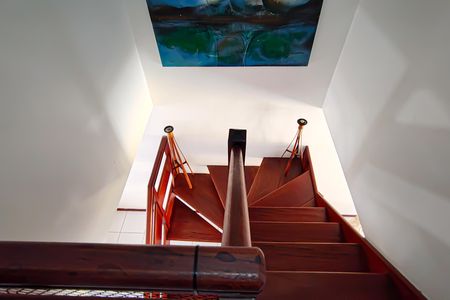 Casa de condomínio à venda com 250m², 4 quartos e 1 vagaescada