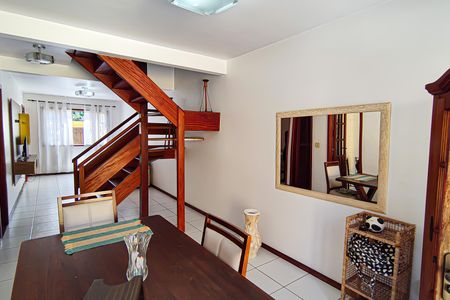 Casa de condomínio à venda com 250m², 4 quartos e 1 vagaSala