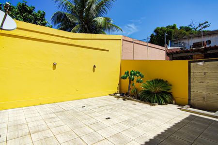 Casa de condomínio à venda com 250m², 4 quartos e 1 vagaQuintal