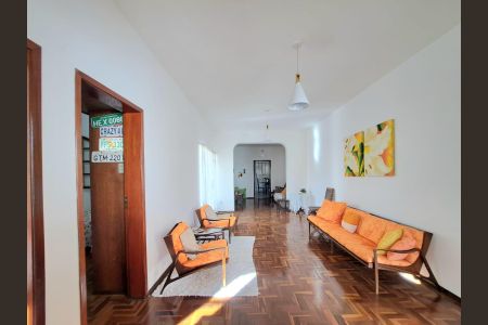 Casa à venda com 360m², 5 quartos e 6 vagasSala