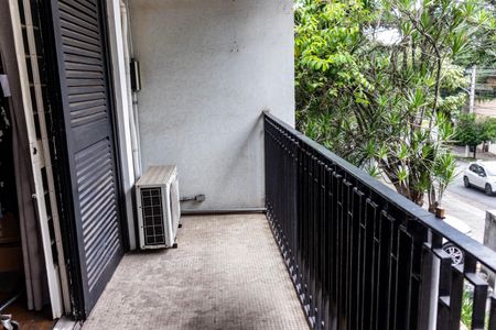 Casa à venda com 350m², 3 quartos e 4 vagas Casa à venda com 350m², 3 quartos e 4 vagasSacada do Quarto 2