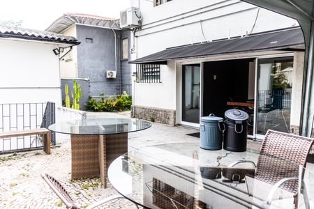 Casa à venda com 350m², 3 quartos e 4 vagas Casa à venda com 350m², 3 quartos e 4 vagasQuintal Fundos