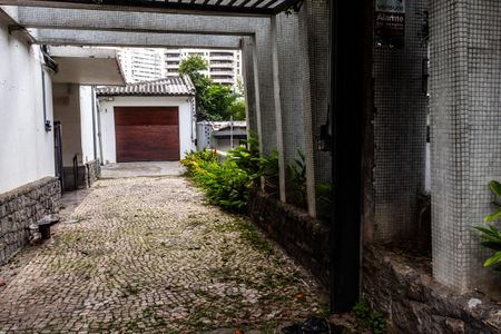 Casa à venda com 350m², 3 quartos e 4 vagas Casa à venda com 350m², 3 quartos e 4 vagasQuintal Frente