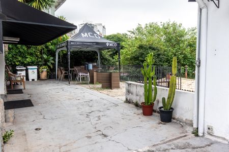 Casa à venda com 350m², 3 quartos e 4 vagas Casa à venda com 350m², 3 quartos e 4 vagasQuintal Fundos