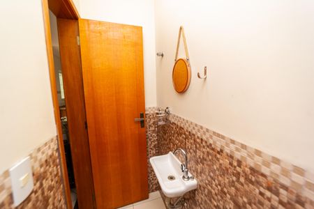 Casa à venda com 120m², 2 quartos e 2 vagasLavabo