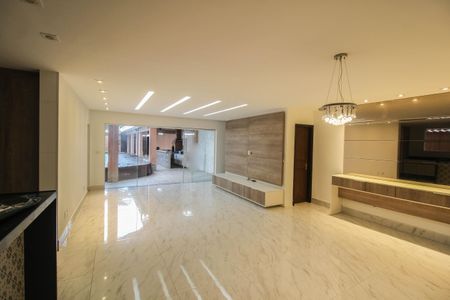 Casa para alugar com 300m², 3 quartos e 2 vagasSala