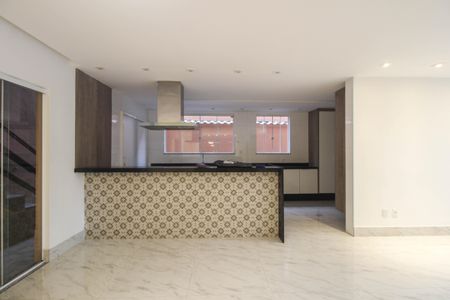 Casa para alugar com 300m², 3 quartos e 2 vagasSala