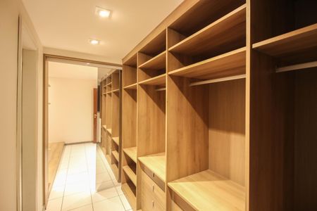 Casa para alugar com 300m², 3 quartos e 2 vagasCloset da suíte 2