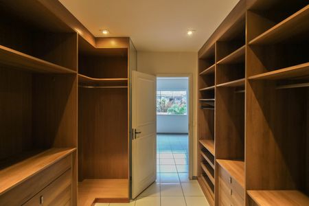 Casa para alugar com 300m², 3 quartos e 2 vagasCloset da suíte