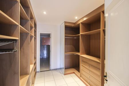 Casa para alugar com 300m², 3 quartos e 2 vagasCloset da suíte