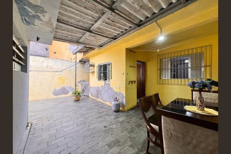 Casa à venda com 124m², 2 quartos e 3 vagas Casa à venda com 124m², 2 quartos e 3 vagasQuintal