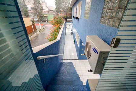 Casa à venda com 270m², 4 quartos e 2 vagasEscada de entrada
