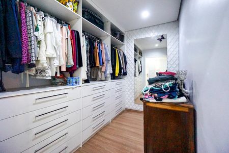 Casa à venda com 270m², 4 quartos e 2 vagasCloset da suíte