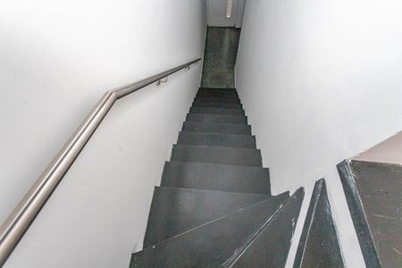 Casa de condomínio à venda com 215m², 3 quartos e 2 vagasEscada para garagem