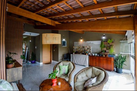 Casa à venda com 200m², 3 quartos e 2 vagas Casa à venda com 200m², 3 quartos e 2 vagasVaranda