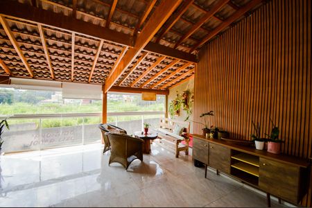 Casa à venda com 200m², 3 quartos e 2 vagas Casa à venda com 200m², 3 quartos e 2 vagasVaranda