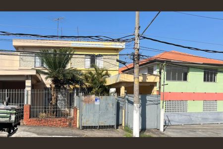 Casa à venda com 195m², 3 quartos e 2 vagas Casa à venda com 195m², 3 quartos e 2 vagasFachada