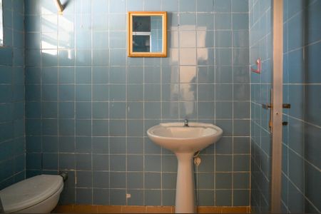 Casa à venda com 195m², 3 quartos e 2 vagas Casa à venda com 195m², 3 quartos e 2 vagasEdícula - Banheiro