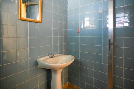 Casa à venda com 195m², 3 quartos e 2 vagas Casa à venda com 195m², 3 quartos e 2 vagasEdícula - Banheiro