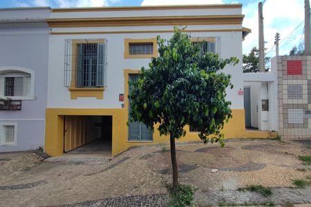 Casa para alugar com 250m², 3 quartos e 1 vaga Casa para alugar com 250m², 3 quartos e 1 vagaFachada