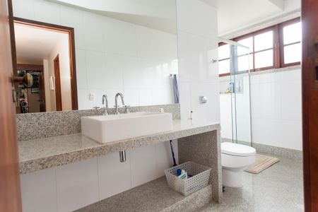 Casa de condomínio à venda com 450m², 3 quartos e 3 vagasBanheiro Social