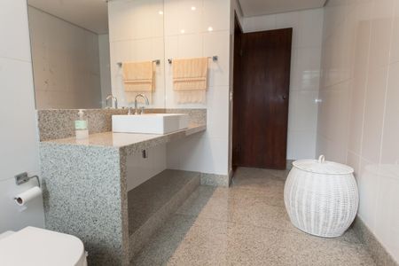 Casa de condomínio à venda com 450m², 3 quartos e 3 vagasBanheiro da Suíte