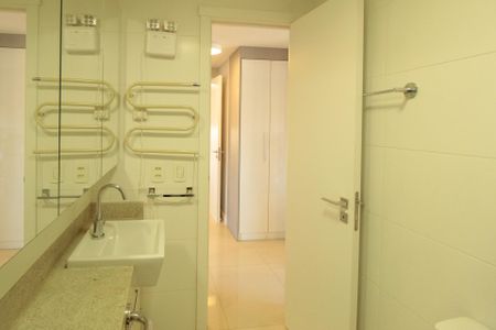 Apartamento à venda com 88m², 2 quartos e 2 vagas Apartamento à venda com 88m², 2 quartos e 2 vagasBanheiro da Suíte 2