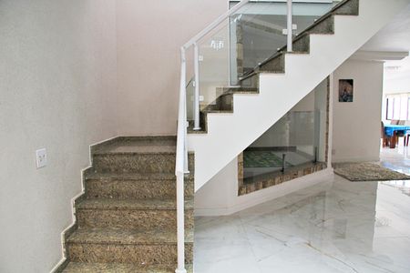 Casa para alugar com 550m², 4 quartos e 4 vagasEscada