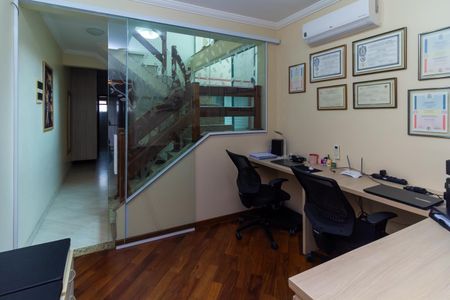 Casa à venda com 220m², 3 quartos e 4 vagas Casa à venda com 220m², 3 quartos e 4 vagasEscritório