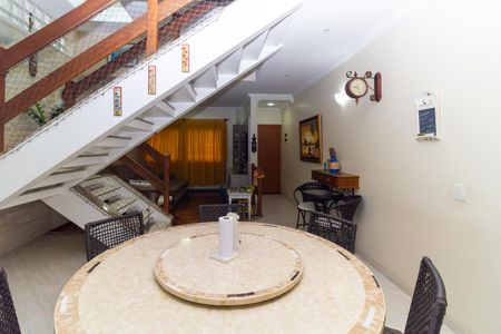 Casa à venda com 220m², 3 quartos e 4 vagas Casa à venda com 220m², 3 quartos e 4 vagasSala