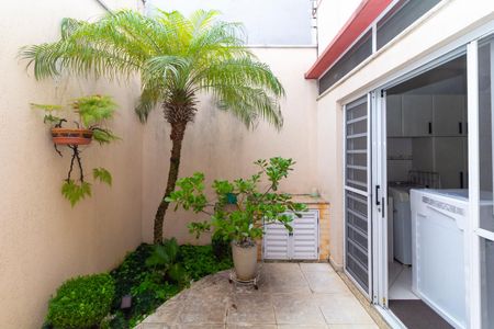 Casa à venda com 220m², 3 quartos e 4 vagas Casa à venda com 220m², 3 quartos e 4 vagasQuintal