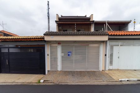 Casa à venda com 220m², 3 quartos e 4 vagas Casa à venda com 220m², 3 quartos e 4 vagasFachada